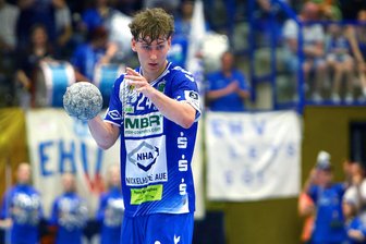 Verlieren verboten: Gegner kann den EHV Aue am Mittwoch aus dem Aufstiegsrennen werfen - Volle Konzentration auf das Heimspiel am Mittwochabend gegen Emsdetten: Die Handballer des EHV Aue um Paul Bones dürfen keinesfalls verlieren.