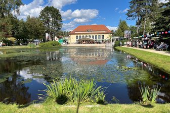 Verliert Bad Brambach seine Eigenständigkeit? Warum die Bürgermeisterwahl 2025 die letzte sein könnte - So idyllisch wie hier beim 30. Lampionfest im August ist es um Bad Brambach bei weitem nicht bestellt: Zur Einwohnerversammlung ploppte die Diskussion um Eigenständigkeit mit Blick auf die Bürgermeisterwahl 2025 wieder auf.