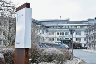Verliert das Adorfer Paracelsus Krankenhaus seine Notaufnahme? - Die Paracelsus-Klinik in Adorf: 2003 übernahm der Osnabrücker Konzern das damalige Waldkrankenhaus vom Landkreis. Nun gibt es Hinweise auf bevorstehende Umstrukturierungen im Haus an der Sorger Straße.