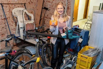 Verloren, gefunden, nie abgeholt: Auerbacher Fundstücke geben Rätsel auf - Die Schatzkammer verlorener, gefundener und vielleicht vermisster Gegenstände: Mia Fleckenstein vom Ordnungsamt Auerbach ist die Hüterin der Fundsachen.