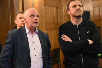 Verloren oder doch gewonnen? Kommentar zu Alexander Gauland als Wahlkreissieger in Chemnitz - Verlierer des Abends in Chemnitz: 2021 holte SPD-Mann Detlef Müller (l.) das Direktmandat für die Stadt. Dreieinhalb Jahre später geht dieses an einen AfD-Mann mit faktisch null Bezug zu Chemnitz, dem 84-jährigen Alexander Gauland.