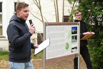Verlorene Geschichte(n): Jugendliche erinnern mit Gedenktafel an KZ-Außenlager im Erzgebirge - Sebastian Kühn (links) aus Schlößchen und der Marienberger Domenic Uhlig – hier bei der Einweihung der Gedenktafel – gehörten zu den Jugendlichen, die sich am Projekt beteiligten.
