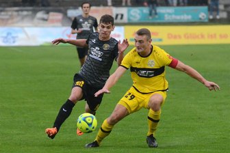Verlorener Sohn kehrt zurück zum VfB Auerbach: Vojtech Cermus hat seine Heimat vermisst - Wurde beim VfB Auerbach vermisst: Vojtech Cermus (links, hier im Zweikampf mit Lucas Albert vom VFC Plauen.