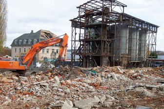Verlotterte Häuser: Plauen will Eigentümer zur Sanierung verpflichten - Ein ungewohnter Anblick: In Oberlosa werden zurzeit verfallene Gutshof-Gebäude abgerissen. Das Herrenhaus hingegen soll erhalten und saniert werden. Investoren planen dort neue Eigenheime.