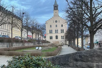 „Verlust an Lebensqualität“: Stadträte im Vogtland kippen Streichpläne - In Markneukirchen (Blick auf Mittleren Markt und Ärztehaus) erscheint das Amtsblatt weiter 14-tägig.