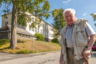 Vermächtnis eines 97-Jährigen aus dem Erzgebirge: Ziegelschleppen für erste Nachkriegs-Schule Sachsens - 250908SchuleAuerbach