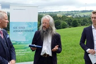 Vermarktung von neuem Wohngebiet gestartet - Thomas Bergler, Leiter der Projektentwicklung, Wolkensteins Bürgermeister Wolfram Liebing und Projektleiter Gero Pandorf (von links) zum Vermarktungsstart des neuen Wohngebiets "Am Hüttenbach".