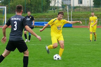 Vermeidbare Niederlage kostet Marienbergs Sachsenklasse-Kicker Podestplatz - Nachdem Kimi Hille gegen den Oelsnitzer FC mit diesem Außenristschuss getroffen hatte, ging auch er beim SV Merkur Oelsnitz nun leer aus.
