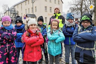 Vermieste Ferienstimmung im Erzgebirge: Kein Geld mehr für Schülerlotsen? - Die Grumbacher Erstklässler sind echt sauer. Ihre Eltern haben ihnen erzählt, dass sie ab Montag allein zur Schule und nachmittags nach Hause laufen müssen. Bisher konnten sie sich auf die Hilfe von Christine Schmidt-Brücken (hinten) verlassen. Doch die Schulwegbegleiterin, die auch mal verlorene Sachen wieder hervorzauberte, hat keine Arbeit mehr. 