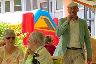 Vermieter feiert und modernisiert weiter - Zwini begeisterte beim AWG-Fest junge und ältere Gäste.