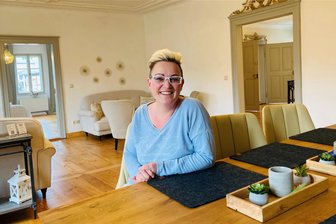 Vermieter-Paar setzt im Erzgebirge auf Luxus-Domizile für Urlauber und Rückkehrer - Christina Becher und ihr Mann Thomas, der aus Aue stammt, leben inzwischen in Südhessen. Die Verbindung in die alte Heimat Erzgebirge halten sie über die Familie und mit Feriendomizilen in Aue und Schwarzenberg, die sehr besonders sind.