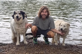 Vermisst im Erzgebirge: Seher aus Nordrhein-Westfalen hat zu gesuchter Stephanie M. eigene Theorie - Seher Michael Schneider – hier mit seine Hunden in seiner Heimat in Siegburg – vermutet die gesuchte Stephanie M. aus Ehrenfriedersdorf im oder am Greifenbachstauweiher.