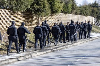 Vermisst: Polizei sucht nach einer Spur von Stephanie M. – Wo ist die Erzgebirgerin? - 160 Polizisten, darunter 100 angehende Polizeimeister, haben am Donnerstag ein Waldgebiet in Thum durchkämmt. In der mehrstündigen Polizeiaktion wurde nach Spuren gesucht, die im Vermisstenfall Stephanie M. weiterhelfen könnten.