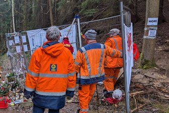 Vermisstenfall im Erzgebirge: Was die Sicherungsarbeiten kosten - Der illegal gegrabene Einstieg in den Kippenhainer Stollen wird seit Montag verfüllt.
