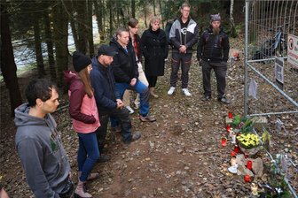 Vermisstensuche im Erzgebirge: Emotional geführte Debatte spitzt sich weiter zu - Ein Dutzend Frauen und Männer hat sich am Mittwochnachmittag an der Stelle in Frohnau versammelt, wo Oliver K. vermutlich in den Kippenhainer Stollen eingestiegen ist. Unter den Anwesenden war auch Maik K. (r.), der ältere Bruder des seit dem 8. Oktober Vermissten.