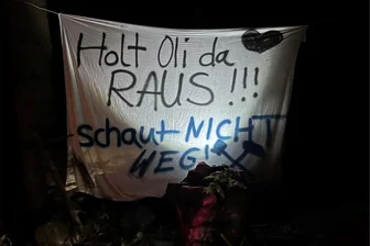 Vermisstensuche im Erzgebirge: Entscheidung über Bergung von Oliver K. gefällt - Aus dem Umfeld des Vermissten kommen Forderungen, Oliver K. doch noch zu bergen. Am Dienstagabend hatten sie bereits ein Transparent nahe der mutmaßlichen Unglücksstelle am Wald aufgehängt und auch beleuchtet.