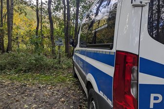 Vermisstensuche im Erzgebirge: Freund des 34-Jährigen findet gelbe Gummistiefel - An diesem Wegweiser oberhalb der Sehmatalstraße hat ein Freund des Vermissten nach eigenen Angaben die Gummistiefel gefunden. Wie sie dahin kamen, fragen sich nicht nur die Polizisten.