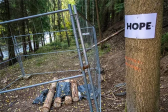 Vermisstensuche im Erzgebirge: Ist Oliver K. wirklich ein Einzelgänger und Schatzsucher? - Hope – Hoffnung. So steht es auf dem laminierten Blatt Papier nahe dem illegalen und nun gesicherten Einstieg ins Stollenlabyrinth. Die Hoffnung, den seit Tagen vermissten Erzgebirger lebend zu finden, schwindet mit jeder Stunde.