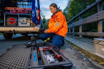 Vermisstensuche im Erzgebirge: Sorgt ein neuer Experte für Klarheit? - Die Suche nach dem vermissten Erzgebirger geht weiter. Am Donnerstag wurde entschieden, einen weiteren Spezialisten hinzuzuziehen. Ähnlich wie die bereits eingesetzte Technik des Technischen Hilfswerks soll erneut mit einer Sonde nach dem Mann gesucht werden – hier im Bild Lara Seiler vom THW Reichenbach.