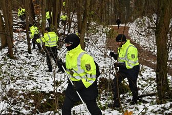 Vermisstensuche in Rochsburg: Wo ist der alte Mann im grauen Pullover? - Wo ist der seit fast zwei Wochen vermisste Senior aus Rochsburg? Polizeischüler aus Chemnitz haben ihn am Mittwoch im Wald in der Nähe seines Wohnheims gesucht.