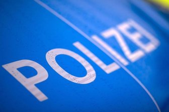 Der Schriftzug «Polizei» steht auf einem Streifenwagen.