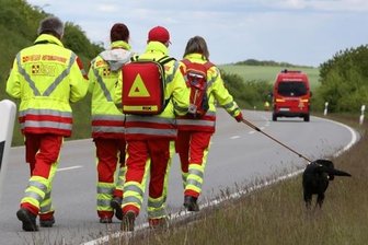 Vermisster Mann aus Niederfrohna tot gefunden - Im Mai suchten Einsatzkräfte mit Hunden nach dem Vermissten, unter anderem im Bereich der Mühlauer Straße, die gesperrt wurde. 