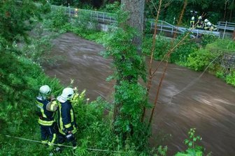 Feuerwehrleute suchen nach einer vermissten Person.