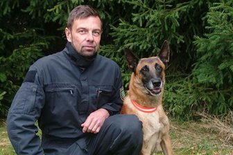 Vermisster Senior im Wald gefunden - Fährtensuchhund im Einsatz - Polizeihauptmeister Gert Reichel (46) mit dem Fährtensuchhund Jasper.