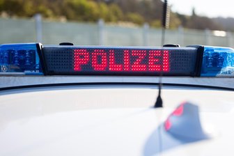 Vermisster Senior wieder zurück - Die Polizei hatte in der Nacht mit einem Fährtenhund nach dem Senior gesucht.