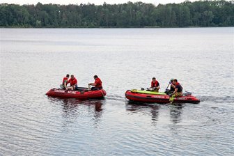 Vermisster tot aus dem Moritzsee bei Leipzig geborgen - Auch Rettungsboote waren bei der Suche nach dem Vermissten im Einsatz.