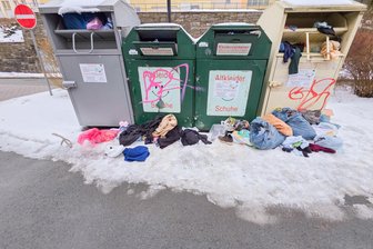 Vermüllte Altkleidercontainer: Klingenthal zieht die Reißleine - Rund ums Thema Altkleidercontainer gibt es überall im Vogtland Probleme. Das Bild entstand Anfang Februar in Bad Elster.