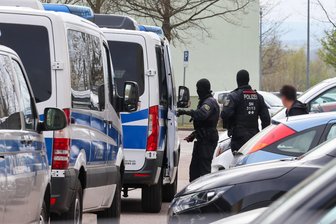 Vermummt und bewaffnet: Einsatz auf der Südstraße in Hohenstein-Ernstthal - Vermummte und bewaffnete Polizisten waren auf der Südstraße im Einsatz.