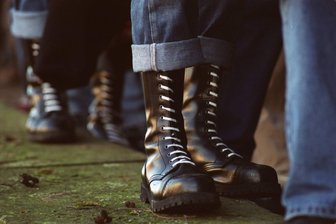 „Vermummte Gestalten lauerten ihr auf“ - Lehrerin verlässt Schule im Erzgebirge nach rechtsextremen Drohungen - Eine Lehrerin ist in Oelsnitz zum Opfer rechtsextremer Gewalt geworden.