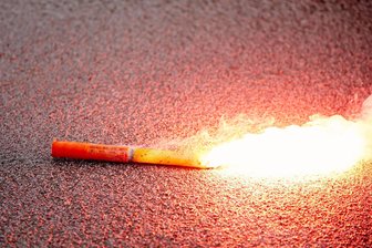 Vermummte zünden bei Spiel des VFC Plauen gegen den Halleschen FC Bengalos: Polizei sichert mit über 200 Kräften ab - Pyrotechnik beim Fußball. Am Dienstagabend hatte es so einen Vorfall im Vogtlandstadion gegeben.