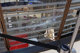 Vermummter wirft in Einkaufszentrum mit Pflastersteinen - Ein Mann hat am Dienstag in der Galerie Roter Turm mehrere Pflastersteine geworfen, wodurch eine Glasscheibe zu Bruch ging.