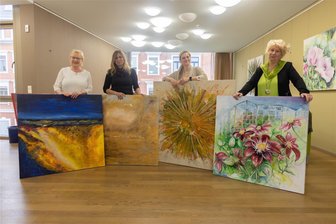 Vernissage der Künstlerguppe „viertel“ im Konservatorium - Die Künstlerinnen mit ihren Werken (v. l.): Ute Hebenstreit, Angelika Schäfer, Melanie Lengowski, Margitta Hempel.
