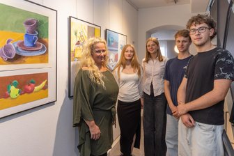 Vernissage läutet Jubiläum an Schule im Erzgebirge ein - Kunstlehrerin Silke Schön sowie die Schüler Frida Klöden, Lilly Häckel, Silas Strauß und Steve Uhlig zur Vernissage im Annaberger „Erzhammer“
