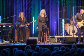 Veronika Fischer im Tivoli Freiberg: Publikum textsicher bei Klassikern wie „Klavier im Fluss“ - Veronika Fischer brachte im Tivoli Freiberg alte, aber auch Titel ihrer aktuellen Platte auf die Bühne.