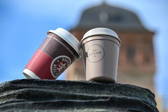 Verpackungssteuer in Chemnitz? Warum die Wirtschaft davor warnt - Mehrweg- statt Einwegbecher – diese Lösung könnte eine Alternative sein, um beim Kaffee für unterwegs einen Aufpreis für Verpackungsmüll zu vermeiden. Auch in Chemnitz gibt es bereits mehrere Anbieter, die ein solches Pfandsystem nutzen.