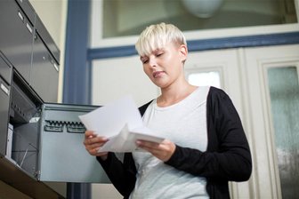 Verpasst der Vermieter diese Frist, müssen Mieter keine Nebenkosten nachzahlen - Ist die Nebenkostenabrechnung korrekt? Mitunter stehen Posten darauf, die der Vermieter gar nicht anführen darf.