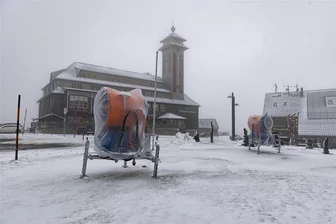 Verpasst Oberwiesenthal den Start in den Winter? - Diese Schneekanonen standen am Freitag noch gut verpackt auf dem Fichtelbergplateau. Im Gegensatz zu den tschechischen Nachbarn auf dem Keilberg haben sich die Oberwiesenthaler mit dem künstlichen Beschneien bislang zurückgehalten.