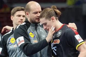 Verpasster Halbfinaleinzug: Deutschlands Handballer tief enttäuscht einen Schritt nach vorn - Paul Drux tröstet Spielmacher Juri Knorr: 45 Minuten lang agierte Deutschland auf Augenhöhe mit dem Rekordweltmeister. Dann gelang nichts mehr.