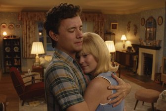 Verpatzer „Herr der Ringe“, nettes „Wicked“-Musical und die Rückkehr von „Forrest Gump“? - Tom Hanks (l) als Richard und Robin Wright als Margaret in „Here“.