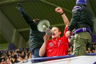 Verpflichtung von Sportchef Pavel Dotchev: Ganz neue Töne aus Aue - "Hensel auf den Zaun", skandierten die Aue-Fans nach dem Sieg gegen Ingolstadt. Und der Teamchef kam. 