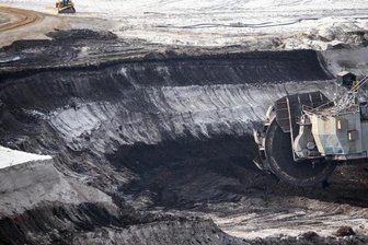 Verplempert Sachsen die Fördermilliarden für den Kohleausstieg? - Ein Schaufelradbagger und eine Planierraupoe stehen in einem Braunkohletagebau.
