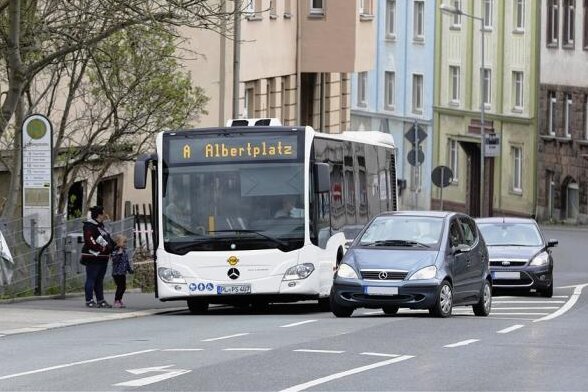 Verprügelter Busfahrer aus dem Krankenhaus entlassen - Zivilcourage endete für einen Busfahrer in Plauen im Krankenhaus. Das Foto entstand an einer anderen Haltestelle in der Stadt.