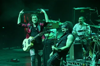 Verrockte Geschichte: Warum wir beim ausverkauften Konzert in Zwickau die falsche Band rezensiert haben - Gar nicht die, für die wir sie gehalten haben: Das Foto zeigt nicht den Haupt-Act in der Zwickauer Stadthalle, sondern die Vorband.