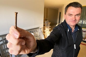Verrosteter Nagel löst Kettenreaktion aus: Warum ein Dorf im Erzgebirge ungeplant 100.000 Euro investieren muss - Bürgermeister Jörg Spiller hält symbolisch einen alten Nagel in die Kamera. Ein ähnlicher – mittlerweile zu Roststaub verfallen – hatte dafür gesorgt, dass nun die halbe Sonne neu saniert wird.