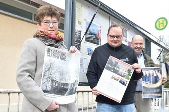 Verrosteter Schandfleck ist Geschichte - Eine neue Schaukastenanlage gibt es an der Festhalle Bad Brambach: Kathrin Stübiger, Chefin des Kur- und Fremdenverkehrsvereins Bad Brambach, Stephan Seitz und Florian Merz von der CVG waren beteiligt.