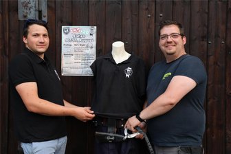 Verrückt: Jugendclub ist Feuerwehr und Feuerwehr ist Jugendclub - und beide begehen ein Jubiläum - Die beiden „Chefs“ Hand in Hand: Oliver Siegert (l.) vom Jugendclub und Wehrleiter Philipp Conrad bereiten gemeinsam das Fest vor.